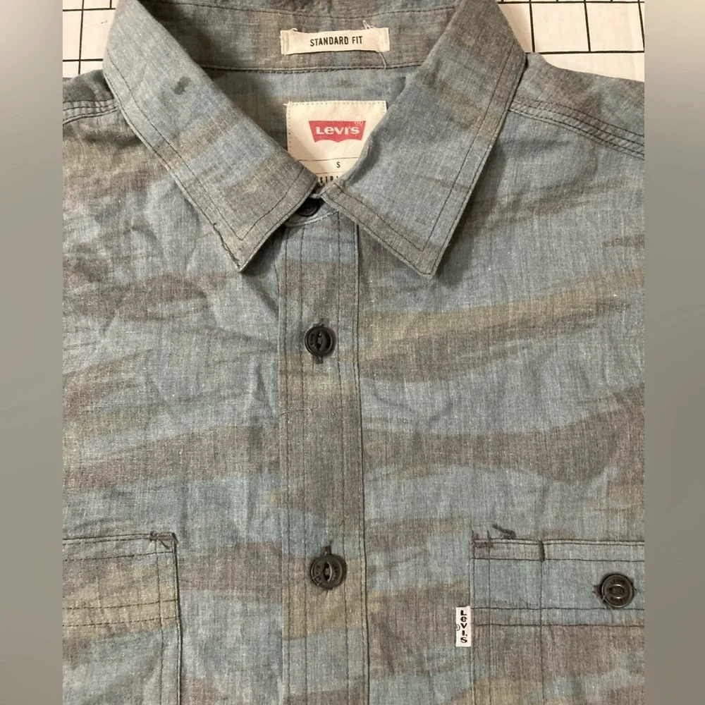 Levi’s Men’s Size Small Standard Fit‎ Button Down Shirt